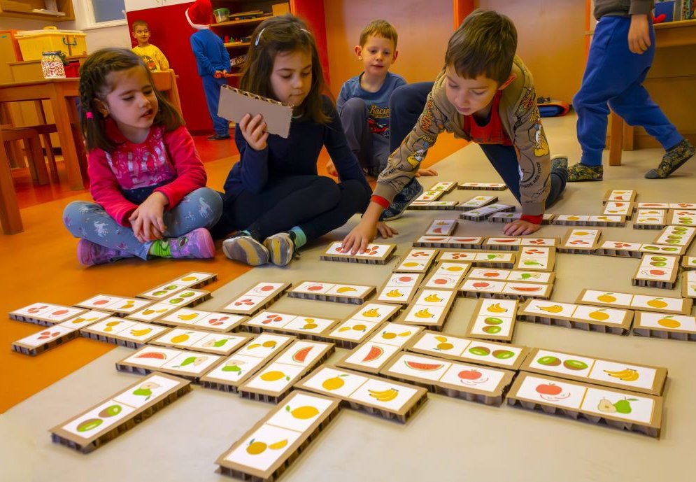 Sensory education with food dominos